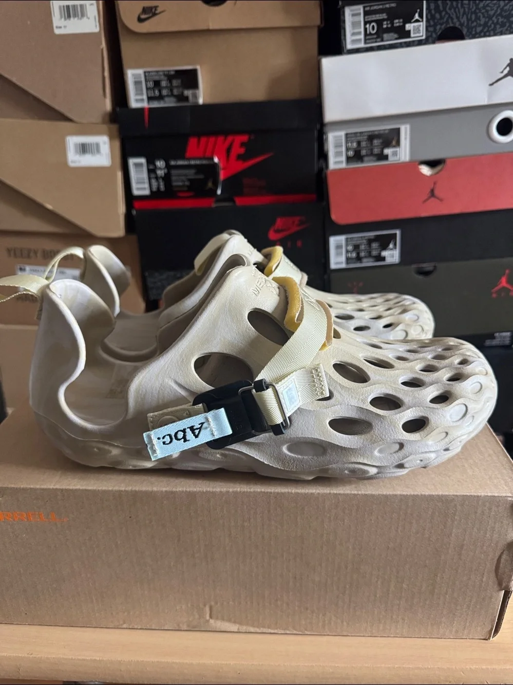 Merrell Mens Hydro Moc Strap Sandal in beige with yellow accent